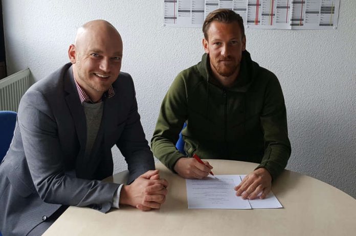 Michael Fink (r.) mit Cheftrainer Gerd Dais (Foto: SV Waldhof Mannheim 07 Spielbetriebs GmbH)