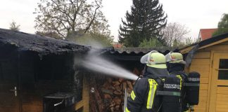 In der Fliederstraße war eine Gartenhütte in Brand geraten (Foto: Ralf Mittelbach)