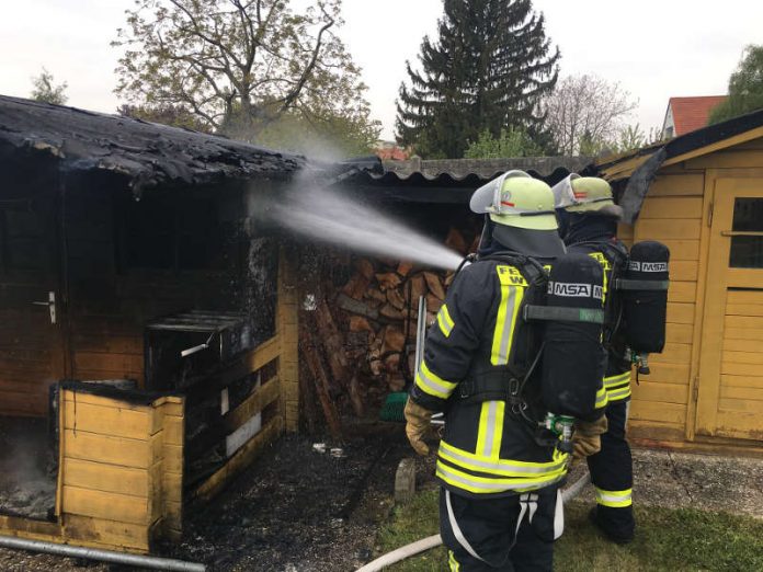 In der Fliederstraße war eine Gartenhütte in Brand geraten (Foto: Ralf Mittelbach)