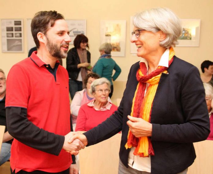 Bürgermeisterin Dr. Ulrike Freundlieb begrüßt Feuergriffel Florian Wacker in Mannheim (Foto: Stadt Mannheim)