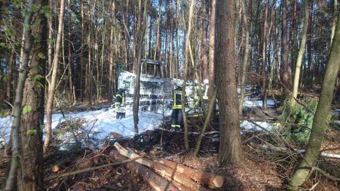 Der Harvester stand in Vollbrand (Foto: Presseteam der Feuerwehr VG Lambrecht)