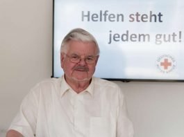 Hans Kleebauer berät beim Deutschen Roten Kreuz Interessierte über Möglichkeiten des ehrenamtlichen Engagements. (Foto: Stadt Karlsruhe/Amt für Stadtentwicklung)