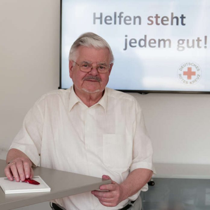 Hans Kleebauer berät beim Deutschen Roten Kreuz Interessierte über Möglichkeiten des ehrenamtlichen Engagements. (Foto: Stadt Karlsruhe/Amt für Stadtentwicklung)