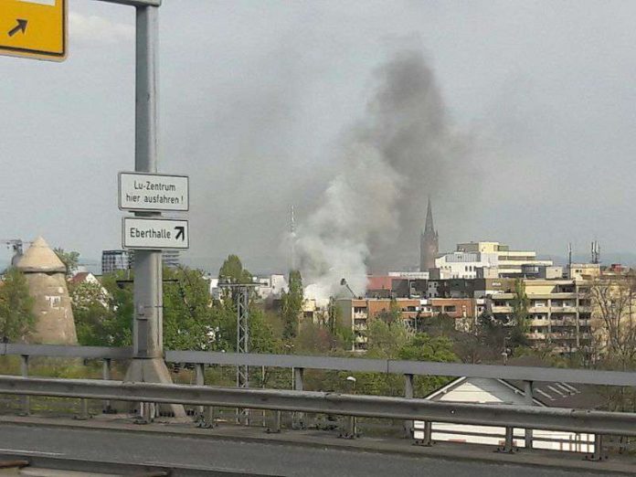 Blick auf das brennende Gebäude (Foto: Polizei RLP)