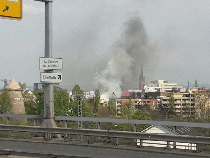 Blick auf das brennende Gebäude (Foto: Polizei RLP) Blick auf das brennende Gebäude (Foto: Polizei RLP)