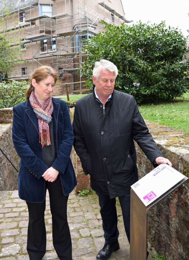 OB Michael Kissel und Dr. Susanne Urban enthüllen die Stele, die via QR-Code Besuchern virtuelle Einblicke in die geschlossene Mikwe ermöglicht. (Foto: Stadtverwaltung Worms)