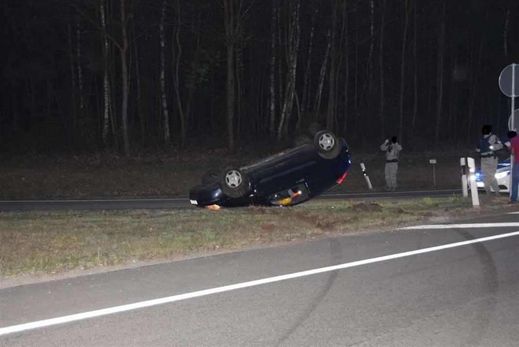 Der PKW in Endlage (Foto: Polizei RLP)