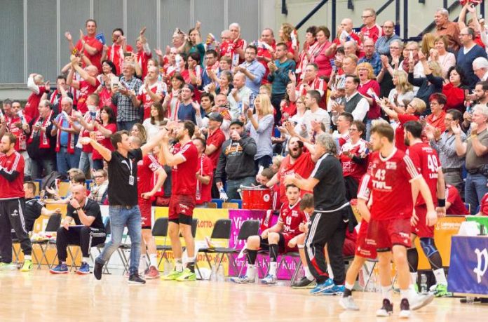 TSG-Chefcoach Ben Matschke auf Du und Du mit den Eulen-Fans: „Das war geil, was ihr da heute abgeliefert habt.“ (Foto: Harry Reis)