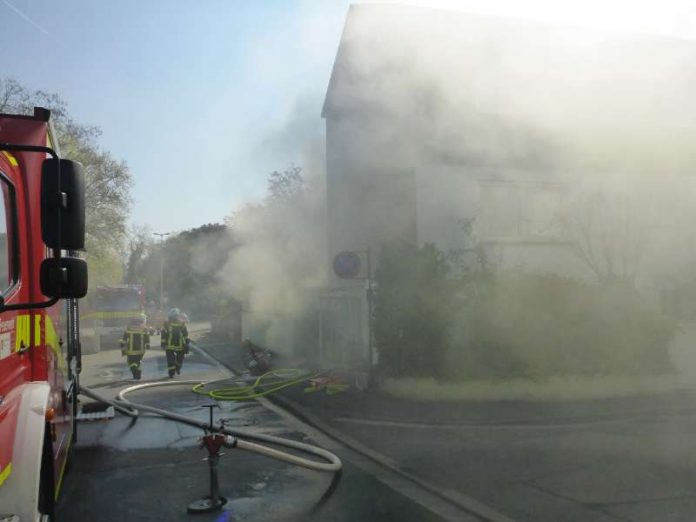Brand in Mainz-Mombach (Foto: Feuerwehr Mainz) Brand in Mainz-Mombach (Foto: Feuerwehr Mainz)