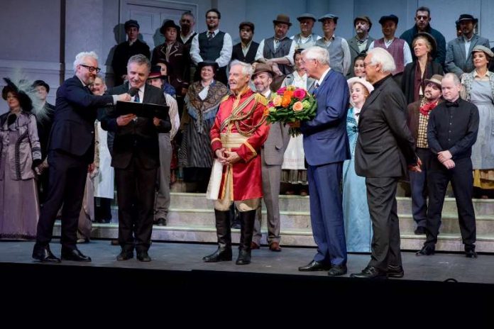 Peter Spuhler (Generalintendant), Wolfram Jäger (Erster Bürgermeister der Stadt), Pavel Fieber, Klaus von Trotha (Minister a.D.), Wolfgang Sieber (Verwaltungsdirektor a.D.), Ensemble des STAATSTHEATERS (Foto: Felix Grünschloß)