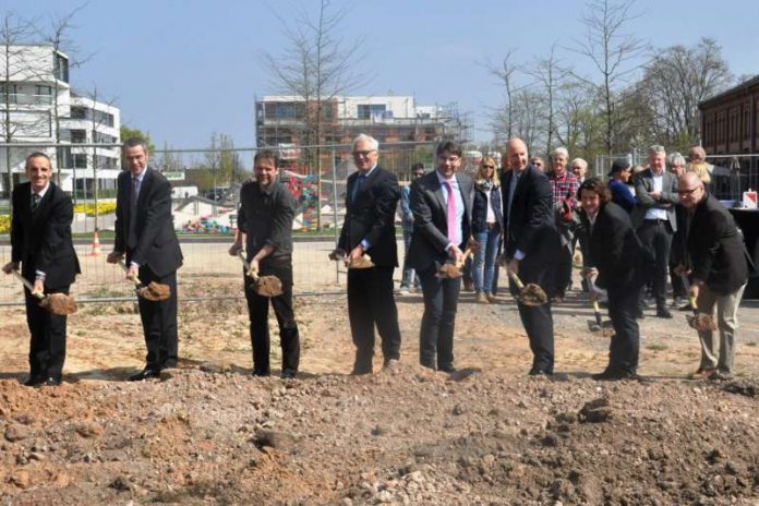 Ein Meilenstein für Stadt und Universität auf dem Weg zum Campus Süd: Der symbolische erste Spatenstich für das Verwaltungsgebäude der Uni auf dem Baufeld 18. (Foto: Stadt Landau in der Pfalz)