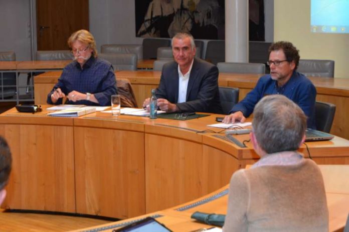 Beigeordneter und Umweltdezernent Rudi Klemm (M.)  und Markus Abel (r.), Leiter des städtischen Umweltamts, stellten in der jüngsten Sitzung des Umweltausschusses die Vorgehensweise bei der geplanten Erstellung eines neuen Klimaschutzkonzeptes für die Stadt Landau vor. (Foto: Stadt Landau in der Pfalz)