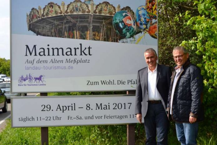 Beigeordneter und Tourismusdezernent Rudi Klemm und Franz Müller, Geschäftsführer des Büros für Tourismus der Stadt Landau, vor der neuen Stadtbegrüßungstafel an der östlichen Stadteinfahrt in Höhe des Media Markts. (Foto: Stadt Landau in der Pfalz) Beigeordneter und Tourismusdezernent Rudi Klemm und Franz Müller, Geschäftsführer des Büros für Tourismus der Stadt Landau, vor der neuen Stadtbegrüßungstafel an der östlichen Stadteinfahrt in Höhe des Media Markts. (Foto: Stadt Landau in der Pfalz)