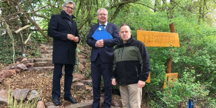 Stadtkämmerer André Schellenberg, Roland Desch vom Darmstädter Lions Club Justus von Liebig (links) und Zoopädagoge Frank Velte (rechts). (Foto: Wissenschaftsstadt Darmstadt / Anja Mendel)