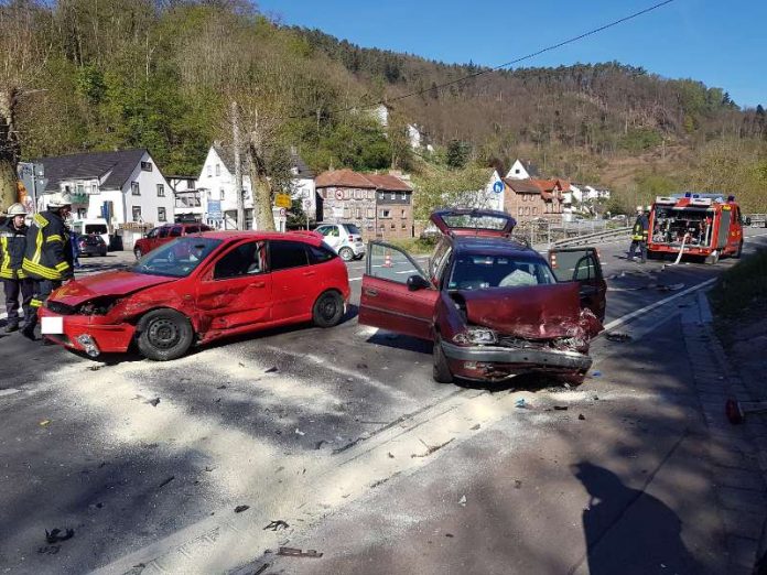 Verkehrsunfall mit Personenschaden (Foto: Presseteam der Feuerwehr VG Lambrecht) Verkehrsunfall mit Personenschaden (Foto: Presseteam der Feuerwehr VG Lambrecht)