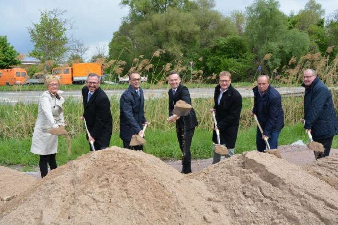 v.l.: Barbara Schleicher-Rothmund (MdL), Bürgermeister Marcus Schaile, Landrat Dr. Fritz Brechtel, Verkehrsminister Dr. Volker Wissing, Dr. Thomas Gebhart (MdB), Heinrich Scherer (Geschäftsführer Scherer Heinrich Hoch- und Tiefbau), Kurt Ertel (Leiter LBM). (Foto: Kreisverwaltung Germersheim)