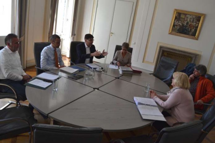 Trafen sich, um über das weitere Vorgehen auf dem Weg zu einer Fairtrade-Stadt zu sprechen: Beigeordneter Rudi Klemm, Bürgermeister Dr. Maximilian Ingenthron, Oberbürgermeister Thomas Hirsch, Hauptamtsleiterin Christine Baumstark sowie Barbara Weyrauch und Jürgen Leonhard von der Initiativgruppe „Fairtrade-Stadt Landau“ (v.l.). (Foto: Stadt Landau in der Pfalz) Trafen sich, um über das weitere Vorgehen auf dem Weg zu einer Fairtrade-Stadt zu sprechen: Beigeordneter Rudi Klemm, Bürgermeister Dr. Maximilian Ingenthron, Oberbürgermeister Thomas Hirsch, Hauptamtsleiterin Christine Baumstark sowie Barbara Weyrauch und Jürgen Leonhard von der Initiativgruppe „Fairtrade-Stadt Landau“ (v.l.). (Foto: Stadt Landau in der Pfalz)