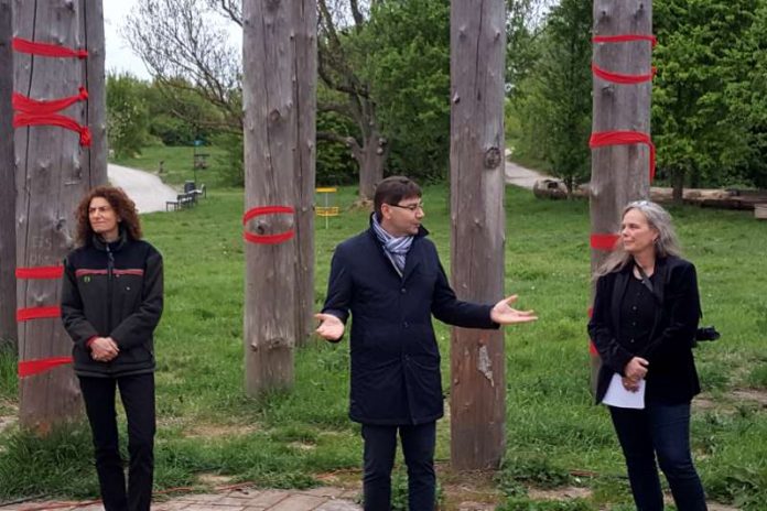 Gemeinsam mit Ulrike Abel, der Leiterin des Forstamts Haardt (l.) und Prof. Tina Stolt vom Institut für Kunstwissenschaften und Bildende Kunst der Universität Landau hat Oberbürgermeister Thomas Hirsch die Ausstellung „der ganze wald“ auf dem früheren Landesgartenschaugelände eröffnet. (Foto: Stadt Landau in der Pfalz)