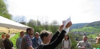 Erläuterungen zur Ziegenbeweidungsfläche in Heddesbach zum Zweck der Offenhaltung von Wiesenfläche und zum Schutz der Äskulapnatter. (Foto: LEV)