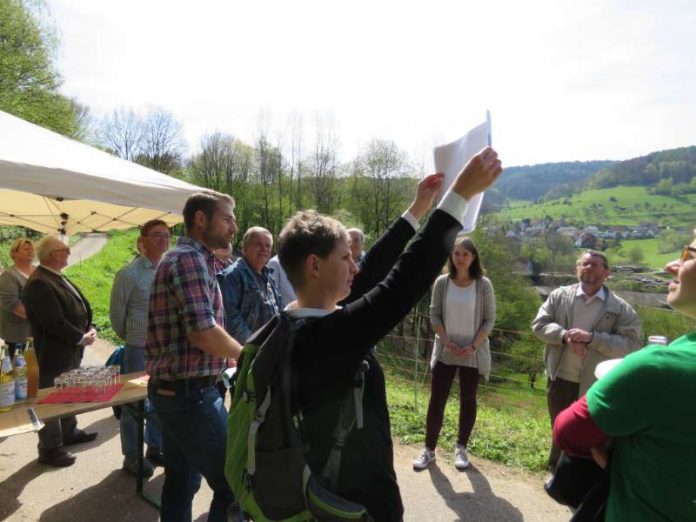 Erläuterungen zur Ziegenbeweidungsfläche in Heddesbach zum Zweck der Offenhaltung von Wiesenfläche und zum Schutz der Äskulapnatter. (Foto: LEV)