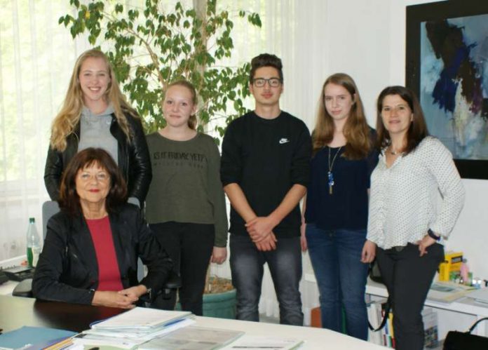 Landrätin Theresia Riedmaier mit den Teilnehmerinnen und Teilnehmern. V.l.n.r.: Maxime Hammer, Leslie Konz, Noah Lintz und Julia Kempf mit der Gleichstellungsbeauftragten Barbara Dees (Foto: Kreis Südliche Weinstraße)