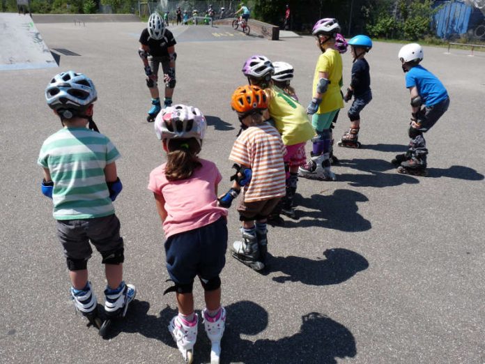 Jungen und Mädchen von fünf bis zehn Jahren können wieder an kostenlosen Kursen teilnehmen. (Foto: Stadt Karlsruhe/Schul- und Sportamt) Jungen und Mädchen von fünf bis zehn Jahren können wieder an kostenlosen Kursen teilnehmen. (Foto: Stadt Karlsruhe/Schul- und Sportamt)