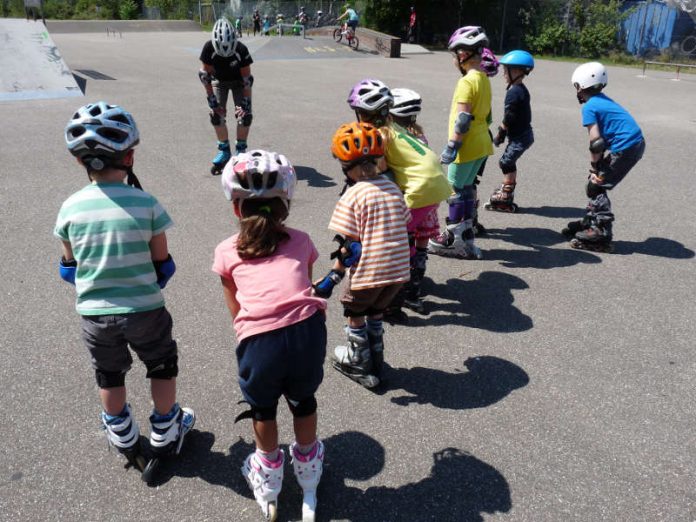 Jungen und Mädchen von fünf bis zehn Jahren können wieder an kostenlosen Kursen teilnehmen. (Foto: Stadt Karlsruhe/Schul- und Sportamt)