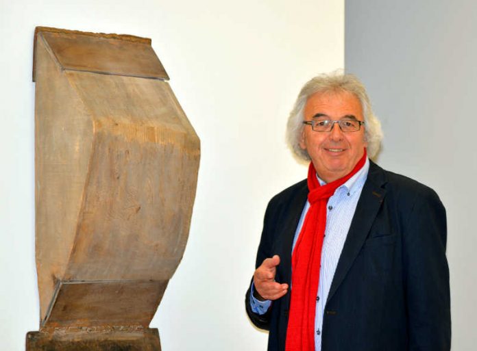 Manfred Geis mit Wandfigur Manfred Geis mit Wandfigur