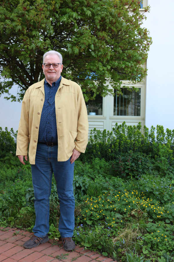 Wolfgang Manz ist Ansprechpartner bei der Kreisverwaltung Alzey-Worms für die Belange des Volksbundes Deutsche Kriegsgräberfürsorge. (Foto: Simone Stier )