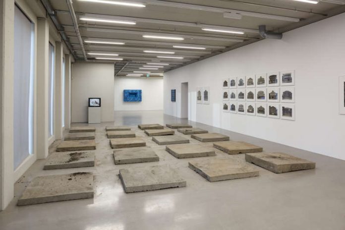 Santiago Sierra: 20 Pieces of Road Measuring 100 x 100 cm Pulled up from the Ground, 1992 (Foto: Axel Schneider)