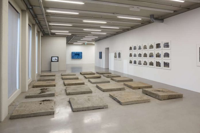 Santiago Sierra: 20 Pieces of Road Measuring 100 x 100 cm Pulled up from the Ground, 1992 (Foto: Axel Schneider) Santiago Sierra: 20 Pieces of Road Measuring 100 x 100 cm Pulled up from the Ground, 1992 (Foto: Axel Schneider)