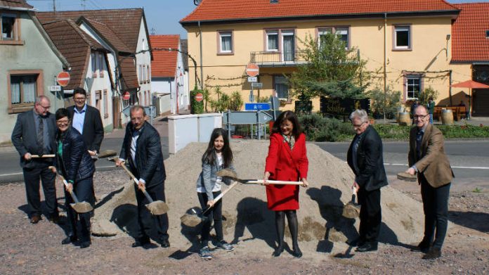 Vertreter der Firma Faber, Stadtbürgermeister Werner Kastner, Landrätin Theresia Riedmaier, Teilnehmerin am Girls’Day Ann-Sophie Trauth, Bürgermeister Olaf Gouasé, MdL Christine Schneider, Bürgermeister Torsten Blank und Leiter des Landesbetriebs Mobilität Kurt Ertel (v.r.n.l.)  (Foto: Kreisverwaltung Südliche Weinstraße)