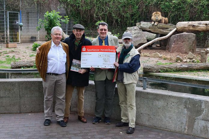 Gerhard Bartelmus, Dr. Dietrich Lorenz und Jürgen Pföhler (v.l.n.r.) überreichten gemeinsam den 15.000 Euro-Spendenscheck an Dr. Klaus Wünnemann (Mitte). (Foto: Zoo Heidelberg)