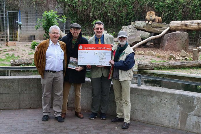 Gerhard Bartelmus, Dr. Dietrich Lorenz und Jürgen Pföhler (v.l.n.r.) überreichten gemeinsam den 15.000 Euro-Spendenscheck an Dr. Klaus Wünnemann (Mitte). (Foto: Zoo Heidelberg) Gerhard Bartelmus, Dr. Dietrich Lorenz und Jürgen Pföhler (v.l.n.r.) überreichten gemeinsam den 15.000 Euro-Spendenscheck an Dr. Klaus Wünnemann (Mitte). (Foto: Zoo Heidelberg)
