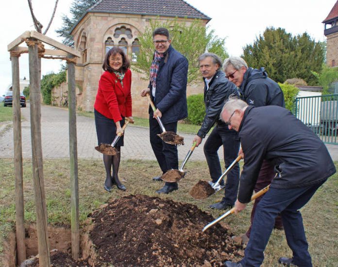 Landrätin Theresia Riedmaier (links), Torsten Blank (Bürgermeister der VG Landau-Land, 2. v.l.) und Ortsbürgermeister Peter Klein (Mitte) pflanzen gemeinsam mit Prof. Dr. Töpfer (Institutsleiter, rechts) und seiner Stellvertreterin Prof. Dr. Zyprian (2. v.r.) den Mandelbaum. (Foto: Kreisverwaltung Südliche Weinstraße)