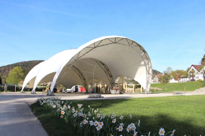 Das neu errichtete Veranstaltungszelt auf der Schweizerwiese. (Foto: Gartenschau Bad Herrenalb 2017)
