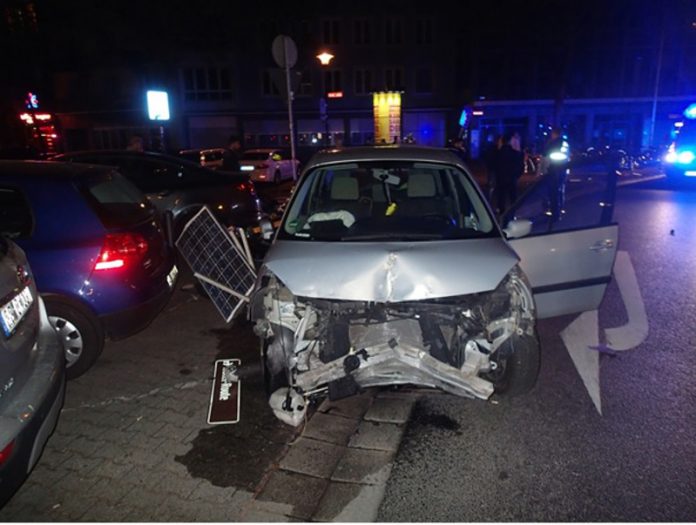 Der durch den Verkehrsunfall beschädigte Renault (Foto: Polizei RLP)