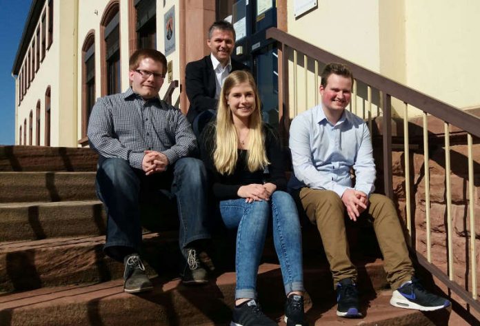 v.l.: Die Auszubildenden Christopher Jacobs, Lena Schurder, Jan-Eric Knoll; dahinter: Ausbildungsleiter Jürgen Keller (Foto: VG-Verwaltung Lambrecht)