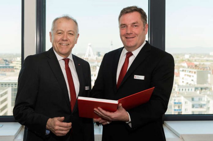 Die Vorstände der Sparkasse Vorderpfalz Dr. Rüdiger Linnebank (rechts) und Clemens G. Schnell (links) betonen beim Bilanzpressegespräch: 