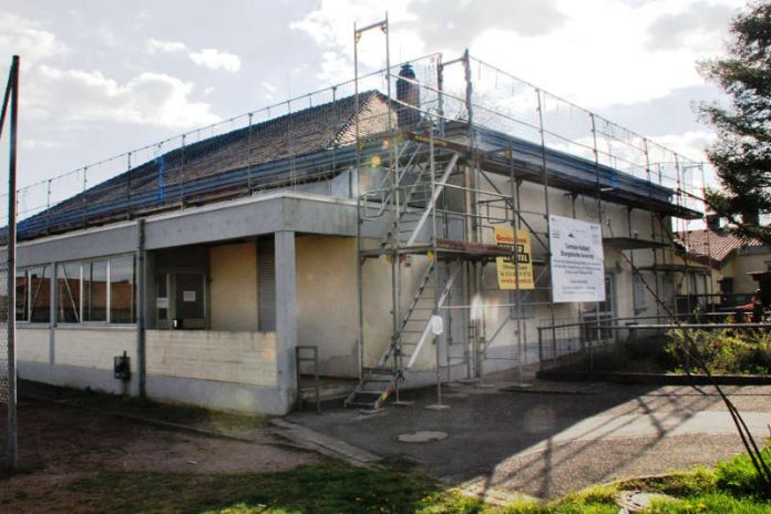 Nicht nur in den Schulen wird in den Osterferien fleißig gewerkelt: Auch die energetische Dachsanierung der Turnhalle in Nußdorf beginnt. (Foto: Stadt Landau in der Pfalz)