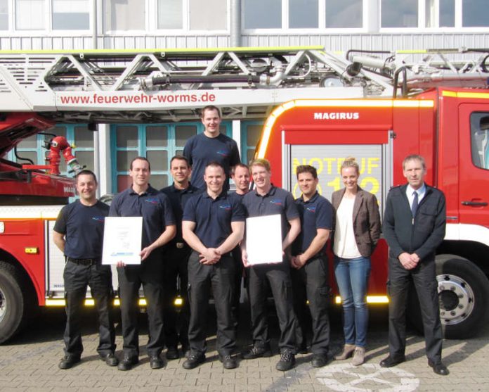 Jördis Gluch (re) von der Unfallkasse Rheinland-Pfalz gratulierte den Feuerwehrleuten der Wachabteilungen Worms und überreichte ihnen Urkunden und Schecks. (Foto: Feuerwehr Worms)