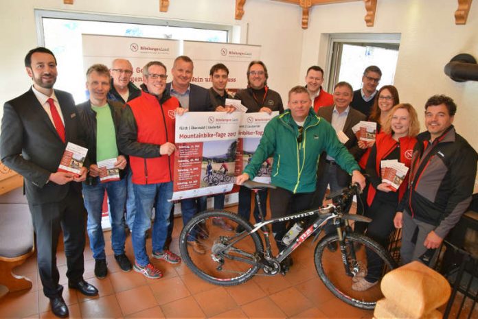Eine Fülle von Akteuren arbeitet seit Jahren erfolgreich daran, das Thema Mountainbiken im Odenwald hoch zu halten. Und auch auf dem Pressegespräch rührten zahleiche Beteiligte die Werbetrommel für die Mountainbike-Tage 2017. (Foto: WFB) Eine Fülle von Akteuren arbeitet seit Jahren erfolgreich daran, das Thema Mountainbiken im Odenwald hoch zu halten. Und auch auf dem Pressegespräch rührten zahleiche Beteiligte die Werbetrommel für die Mountainbike-Tage 2017. (Foto: WFB)