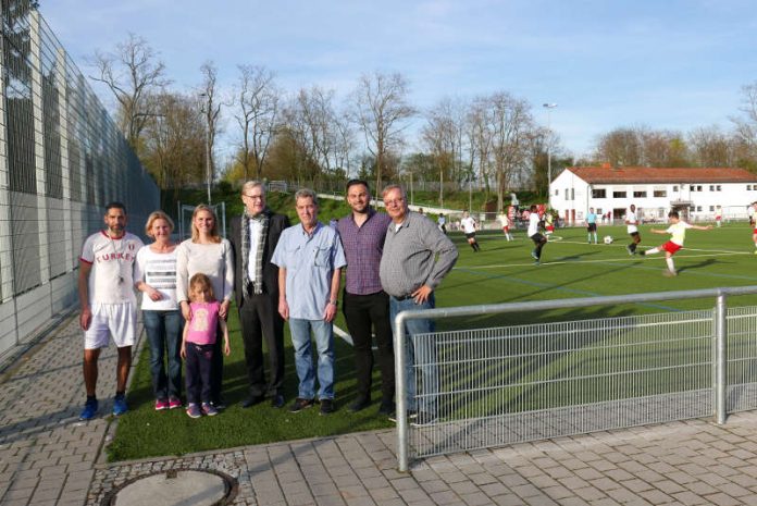 Markus Frank besucht Sportanlage in Bonames (Foto: Stadt Frankfurt)