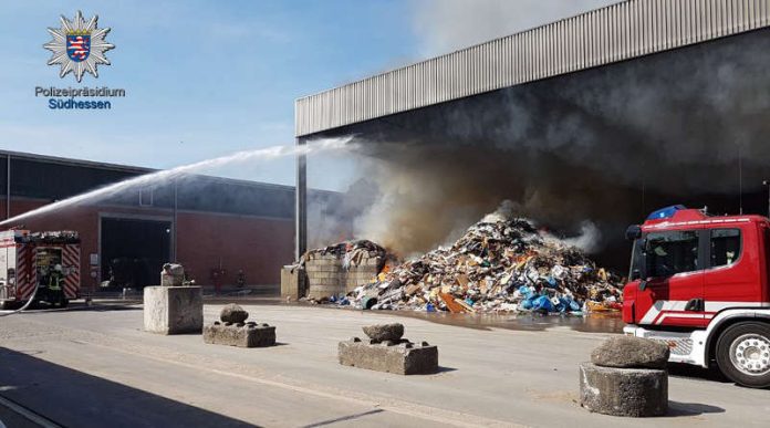 Löscharbeiten nach dem Brand in Darmstadt-Arheilgen (Foto: Polizei HE)