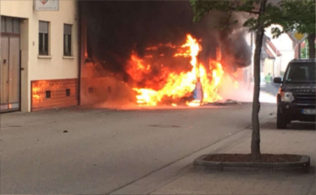 Ein Gelenkbus ging in Flammen auf (Foto: privat/Steffan)