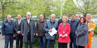 v.l.: Mario Roth (Polizeihauptkommissar und Verkehrssicherheitsberater, PI Bad Bergzabern), Steffen Fitzer (Leiter Abt. Verkehr und Technik ADAC Pfalz), Klaus-Peter Sehnert (Vorsitzender ADAC Pfalz e.V.), Martin Engelhard (Beigeordneter VG Bad Bergzabern), Hermann Bohrer (BM VG Bad Bergzabern), Eva Wagner-Seifert (Beigeordnete VG Bad Bergzabern), dahinter: Jens Jäger (SEB Grundschule), Christian Eberle (Leiter Böhämmer Grundschule), Karl Schlimmer (Sachbearbeiter Verkehr VG Bad Bergzabern), Silke Schick (Schulrätin Grundschulen Kreis SÜW), Mark Fritz (Vorarbeiter Bauhof VG Bad Bergzabern). (Foto: Monika Gaß)