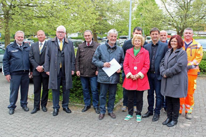 v.l.: Mario Roth (Polizeihauptkommissar und Verkehrssicherheitsberater, PI Bad Bergzabern), Steffen Fitzer (Leiter Abt. Verkehr und Technik ADAC Pfalz), Klaus-Peter Sehnert (Vorsitzender ADAC Pfalz e.V.), Martin Engelhard (Beigeordneter VG Bad Bergzabern), Hermann Bohrer (BM VG Bad Bergzabern), Eva Wagner-Seifert (Beigeordnete VG Bad Bergzabern), dahinter: Jens Jäger (SEB Grundschule), Christian Eberle (Leiter Böhämmer Grundschule), Karl Schlimmer (Sachbearbeiter Verkehr VG Bad Bergzabern), Silke Schick (Schulrätin Grundschulen Kreis SÜW), Mark Fritz (Vorarbeiter Bauhof VG Bad Bergzabern). (Foto: Monika Gaß)