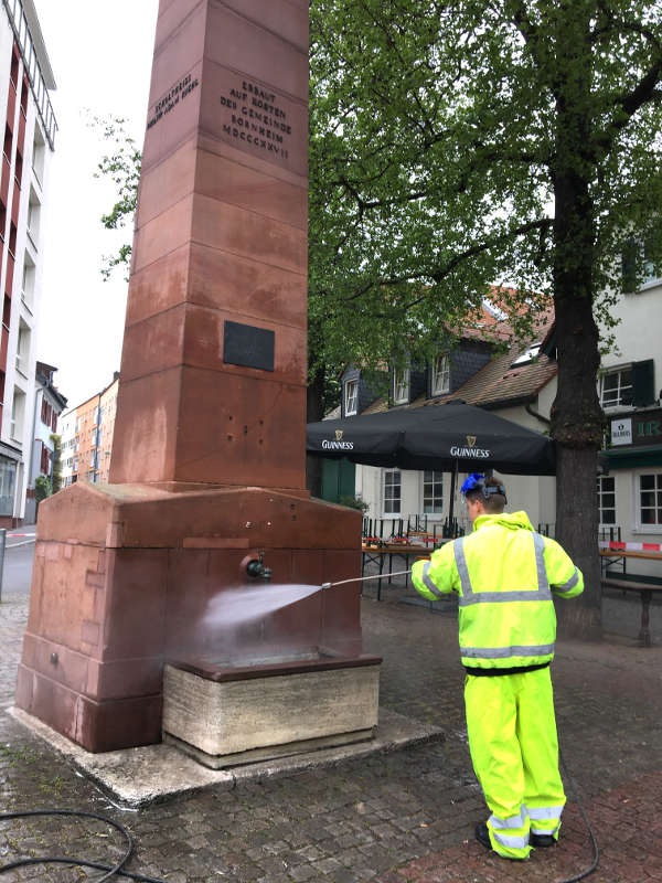 Der Hohe Brunnen während der Reinigungsarbeiten (Foto: Umweltamt Frankfurt)