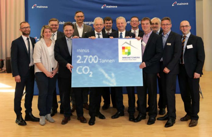 Das ImmoNetzwerk Frankfurt Rhein-Main spart durch zukunftsweisende Projekte im Gebäudebestand 2.700 Tonnen CO2 im Jahr ein. Von links: Frank Benz (Leiter Geschäftskundenvertrieb, Mainova AG), Tanja Pfeiffer (Frankfurter Wohnungs-Genossenschaft eG), Stephan Langner (Mitglied des Vorstands der Baugenossenschaft Langen), Thomas Kreckel-Straubinger (Geschäftsführer Systeno GmbH), Stephan Achenbach, Gemeinnütziges Siedlungswerk GmbH, Frankfurt), Norbert Breidenbach (Mitglied des Vorstands der Mainova AG), Josef Mayr (Geschäftsführer der Hofheimer Wohnungsbau GmbH), Frank Junker (Vorsitzender der Geschäftsführung der ABG Frankfurt Holding GmbH), Oliver Krauss (Geschäftsführer Frankfurter Eisenbahnsiedlungsverein), Ulrich Tokarski (Vorstandsvorsitzender der Volks- Bau- und Sparverein eG), Anton Schmitt (Vorstand Frankfurter Eisenbahnsiedlungsverein), Thomas Steininger (gewobau Rüsselsheim), Karlheinz Bracone (Leiter Vertrieb Immobilienwirtschaft & Kommunen, Mainova AG) (Foto: Mainova AG)