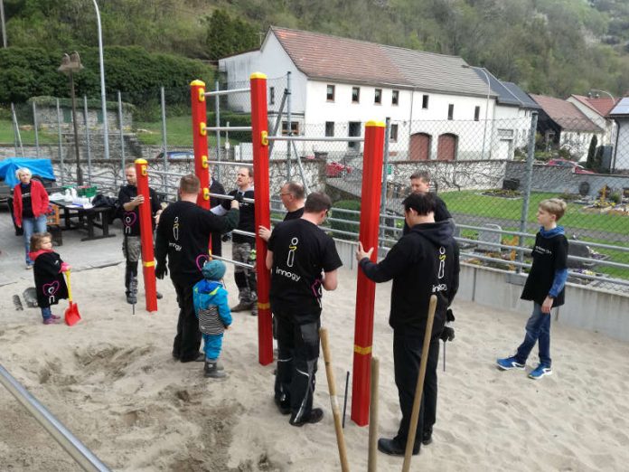 Hand in Hand liefen die Arbeiten auf dem neu gestalteten Spielplatz in Dalberg. (Foto: innogy SE)